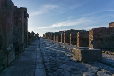 Roma caddesi harabelerin içinden gün batımında, Pompeii, Campania, İtalya