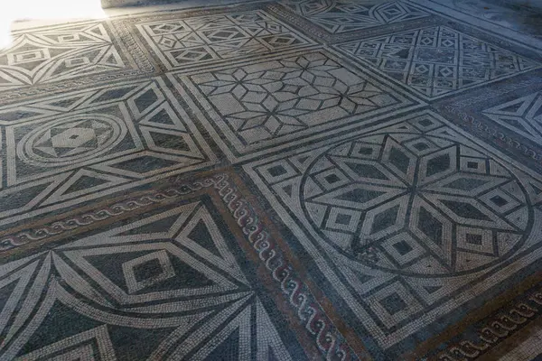 Pompeii, Campania, İtalya 'daki eski bir Roma binasının zemininde mozaik var.