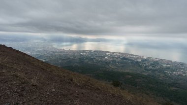 Vezüv Dağı 'nın tepesinden Pompeii şehrine bulutlu bir kış günü, Napoli, Campania, İtalya