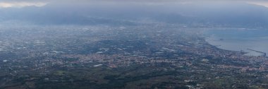 Vezüv Dağı 'nın tepesinden Pompei şehrine kadar uzanan puslu bir kış günü Napoli, Campania, İtalya