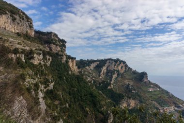 Sentiero degli Dei ya da Amalfi Sahili 'ndeki Tanrıların Yolu' ndaki kayalık arazi manzarası, Salerno, Campania, İtalya