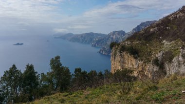 Sentiero degli Dei ya da Amalfi Sahili 'ndeki Tanrıların Yolu' ndaki kayalık arazi manzarası, Salerno, Campania, İtalya