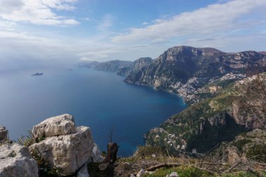 Sentiero degli Dei ya da Amalfi Sahili 'ndeki Tanrıların Yolu' ndaki kayalık arazi manzarası, Salerno, Campania, İtalya