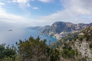 Sentiero degli Dei ya da Amalfi Sahili 'ndeki Tanrıların Yolu' ndaki kayalık arazi manzarası, Salerno, Campania, İtalya