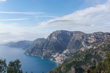 Sentiero degli Dei ya da Amalfi Sahili 'ndeki Tanrıların Yolu' ndaki kayalık arazi manzarası, Salerno, Campania, İtalya