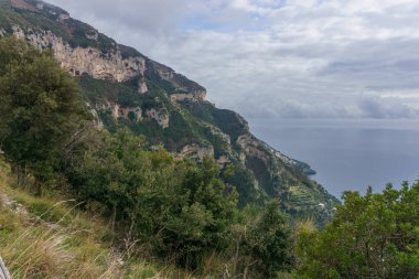 Sentiero degli Dei ya da Amalfi Sahili 'ndeki Tanrıların Yolu' ndaki kayalık arazi manzarası, Salerno, Campania, İtalya