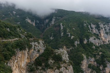 Sentiero degli Dei ya da Amalfi Sahili 'ndeki Tanrıların Yolu' ndaki kayalık arazi manzarası, Salerno, Campania, İtalya