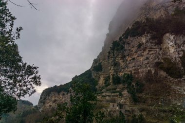 İtalya, Campania, Salerno ili, Amalfi Sahili 'ndeki kayalık bulutlarla kaplı manzaranın görüntüsü