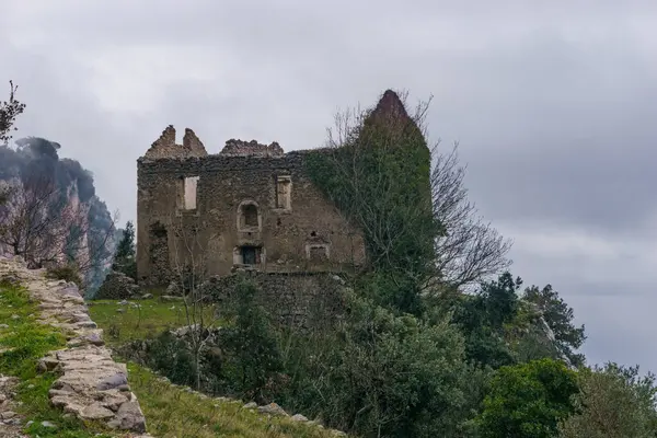 Tanrıların Yolu üzerindeki antik bir çiftlik evinin yıkıntısı veya Amalfi Sahili, Campania, İtalya boyunca Sentiero degli Dei
