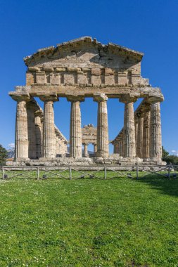 Athena Tapınağı aynı zamanda ünlü Paestum Arkeolojik UNESCO Dünya Mirası Alanında Ceres Tapınağı olarak da bilinir, Salerno, Campania, İtalya