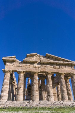 Hera Tapınağı 'nın yukarıdaki ünlü Paestum Arkeolojik UNESCO Dünya Mirası Alanı, Salerno, Campania, İtalya