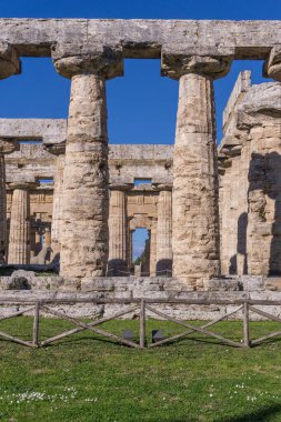 Hera Tapınağı 'nın ünlü UNESCO Dünya Mirası Alanı, Salerno, Campania, İtalya' daki ünlü Paestum Arkeolojik Arkeolojik Bölgesi 'ndeki detaylı görüntüsü