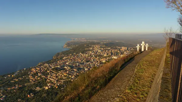 Altın saat boyunca Monte Sant 'Elia' dan şehrin Akdeniz kıyısına, Palmi, Calabria, İtalya 'da üç beyaz haç manzarasına bakın.