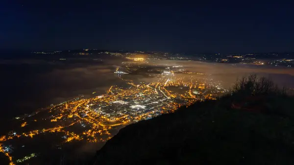 Akdeniz kıyısındaki Monte Sant 'Elia perspektifinden şehre gece yarısı Palmi, Calabria, İtalya