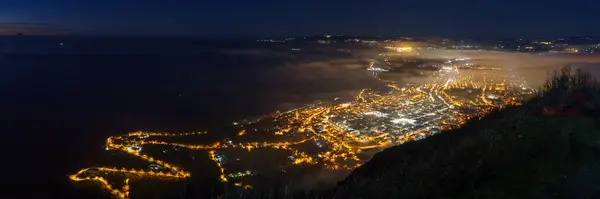 Akdeniz kıyısındaki şehrin panoramik manzarası Monte Sant 'Elia' dan gece alacakaranlığı sırasında, Palmi, Calabria, İtalya