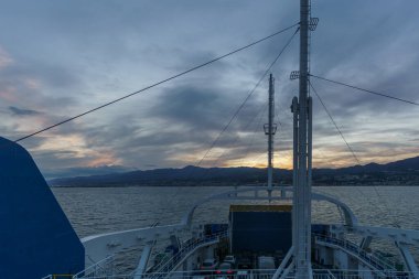 Messina caddesinden geçen feribot akşam alacakaranlığı sırasında Sicilya Adası 'na gidiyor. Messina, Sicilya, İtalya.