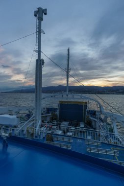 Messina caddesinden geçen feribot akşam alacakaranlığı sırasında Sicilya Adası 'na gidiyor. Messina, Sicilya, İtalya.