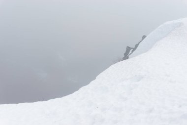 Sisli bir kış günü Alsace, Fransa 'da uçurumun kenarındaki Vosges dağlarının karlı manzarası.