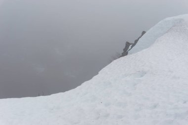 Sisli bir kış günü Alsace, Fransa 'da uçurumun kenarındaki Vosges dağlarının karlı manzarası.