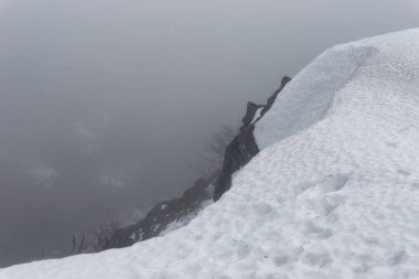 Sisli bir kış günü Alsace, Fransa 'da uçurumun kenarındaki Vosges dağlarının karlı manzarası.