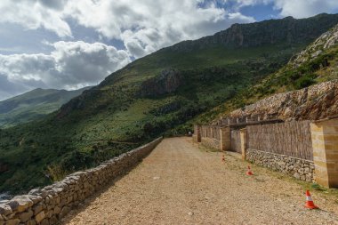 Ünlü doğal rezerv Riserva Naturale Orientata dello Zingaro 'daki çakıl yolu, San Vito Lo Capo, Sicilya, İtalya