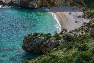 Ünlü doğal rezerv Riserva Naturale Orientata dello Zingaro ile Cala dell 'Uzzo plajı ve turkuaz deniz suyu, San Vito Lo Capo, Sicilya, İtalya