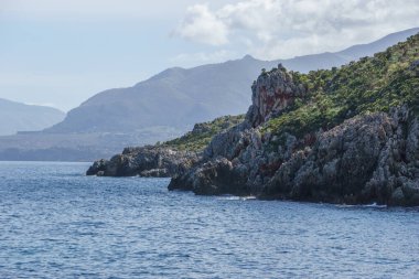 Ünlü doğal rezerv Riserva Naturale Orientata dello Zingaro kıyıları güzel turkuaz deniz suyuyla, San Vito Lo Capo, Sicilya, İtalya