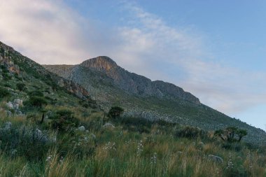 Akdeniz, San Vito Lo Capo, Sicilya, İtalya 'daki Zingaro Doğa Rezervi' nde kaya oluşumları ile dağ manzarası