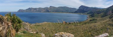 Akdeniz kıyı şeridi üzerinde panoramik manzara Doğa Parkı Monte Cofano 'da tarihi gözlem kulesi, San Vito Lo Capo, Sicilya, İtalya