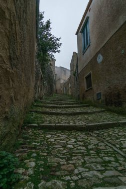 Güneşli bir günde, ortaçağ sokaklarının mavi gökyüzü, Erice, Sicilya, İtalya