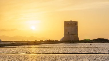 Gün batımında Nubia Kulesi 'nde altın saat tuz tarlalı Saline di Trapani' nin doğa rezervi, Contrada Nubia, Sicilya, İtalya