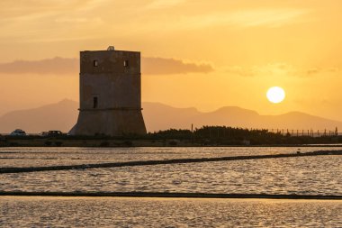 Gün batımında Nubia Kulesi 'nde altın saat tuz tarlalı Saline di Trapani' nin doğa rezervi, Contrada Nubia, Sicilya, İtalya