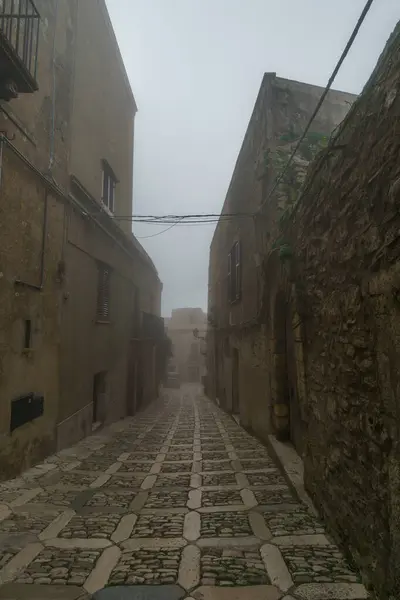 stock image Townscape of medieval streets covered in mist on a foggy day, Erice, Sicily, Italy