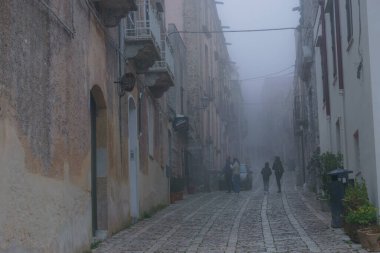 Sisli bir günde sisle kaplı ortaçağ sokakları Erice, Sicilya, İtalya