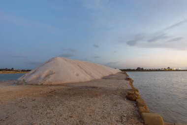 Gün batımından sonra, akşam saatlerinde tuz yığınları, Contrada Nubia, Sicilya, İtalya dışında tuz yığınlarıyla birlikte Saline di Trapani 'de mavi saat.