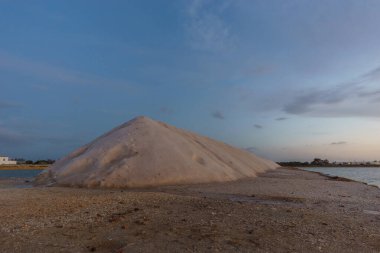 Gün batımından sonra, akşam saatlerinde tuz yığınları, Contrada Nubia, Sicilya, İtalya dışında tuz yığınlarıyla birlikte Saline di Trapani 'de mavi saat.