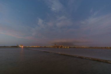 Tuz tarlaları, Tuz Müzesi ve Erice Dağı, Contrada Nubia, Sicilya, İtalya 'lı yel değirmeni ile Saline di Trapani' nin doğa koruma alanında şafak vakti