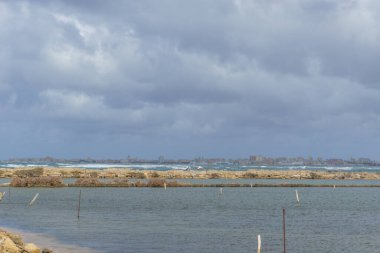 Trapani, Contrada Nubia, Sicilya, İtalya manzaralı bulutlu bir sabahta tuz tarlaları ile doğal rezerv