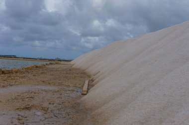 Tuz yığını, doğa koruma alanı Saline di Trapani, Contrada Nubia Bulutlu bir günde, Sicilya, İtalya