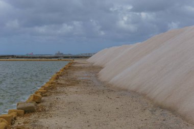Tuz yığını, doğa koruma alanı Saline di Trapani, Contrada Nubia Bulutlu bir günde, Sicilya, İtalya
