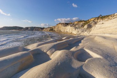 Günbatımında altın saat boyunca Akdeniz kıyısındaki Scala dei Turchi, Realmonte, Sicilya, İtalya