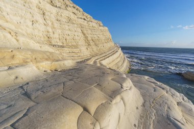 Günbatımında altın saat boyunca Akdeniz kıyısındaki Scala dei Turchi, Realmonte, Sicilya, İtalya