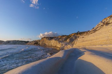 Günbatımında altın saat boyunca Akdeniz kıyısındaki Scala dei Turchi, Realmonte, Sicilya, İtalya