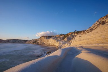 Günbatımında altın saat boyunca Akdeniz kıyısındaki Scala dei Turchi, Realmonte, Sicilya, İtalya