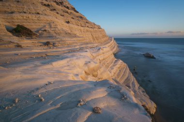 Günbatımında altın saat boyunca Akdeniz kıyısındaki Scala dei Turchi, Realmonte, Sicilya, İtalya