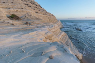 Günbatımında altın saat boyunca Akdeniz kıyısındaki Scala dei Turchi, Realmonte, Sicilya, İtalya