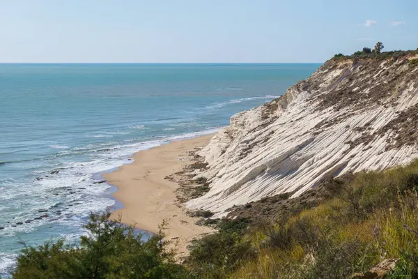 Güneşli bir günde, İtalya 'nın Sicilya kentinde güzel beyaz uçurumlu Torre Salsa Sahili manzarası