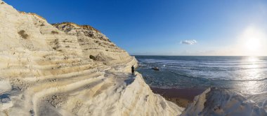 Akdeniz kıyısı, Realmonte, Sicilya, İtalya 'da Türklerin Merdivenleri veya Scala dei Turchi adı verilen kayalıklarda yürüyen turist panoraması