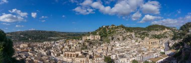 Güneşli bir bahar gününde küçük bir kasabanın panoramik manzarası, Scicli, Sicilya, İtalya