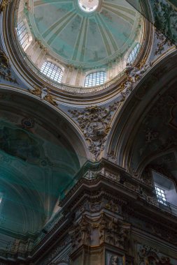 Modica, Sicilya, İtalya 'daki San Giorgio Duomo Kilisesi' nin güzel barok iç mimarisi.